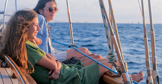 Cava & Sunset Sailing Experience